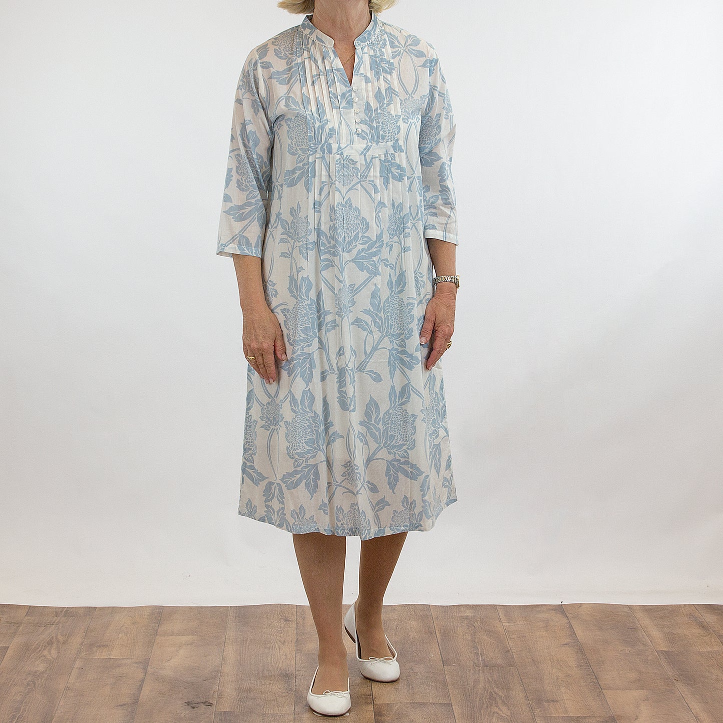 French Country: Nightie with Long Sleeves. Cotton.  'Waratah'