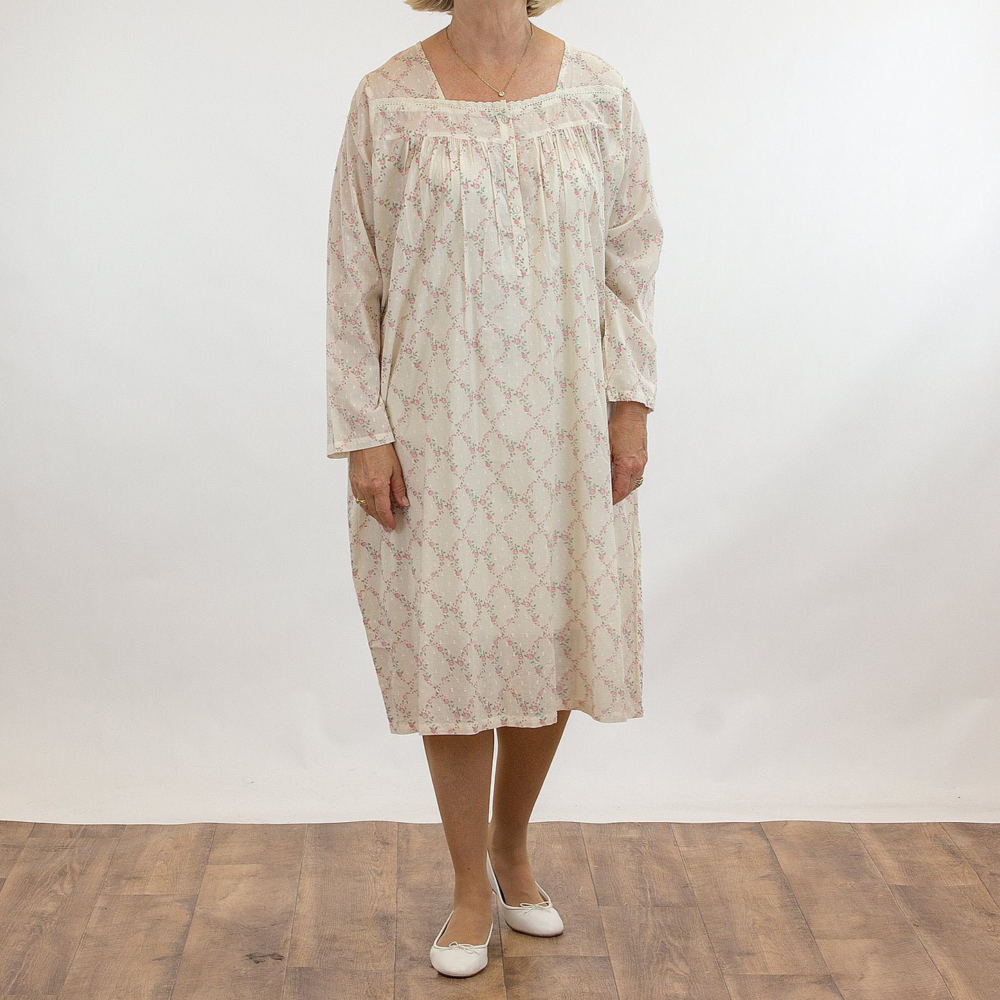French Country: Nightie with Long Sleeves. Cotton.  'Trellis'