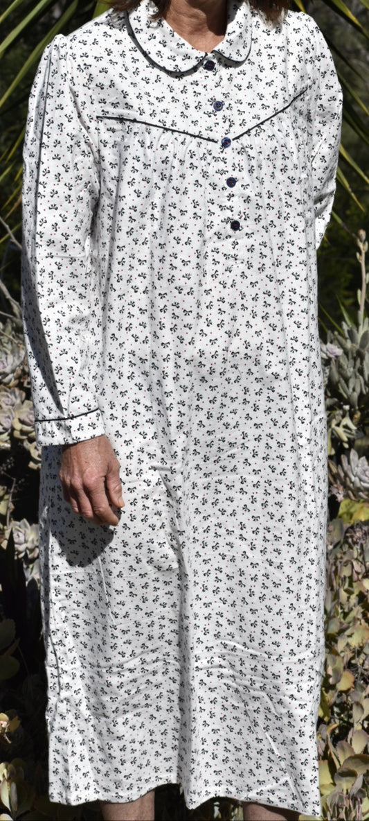 Schrank:  'Bows' Soft Cotton Flannelette Nightie with Collar