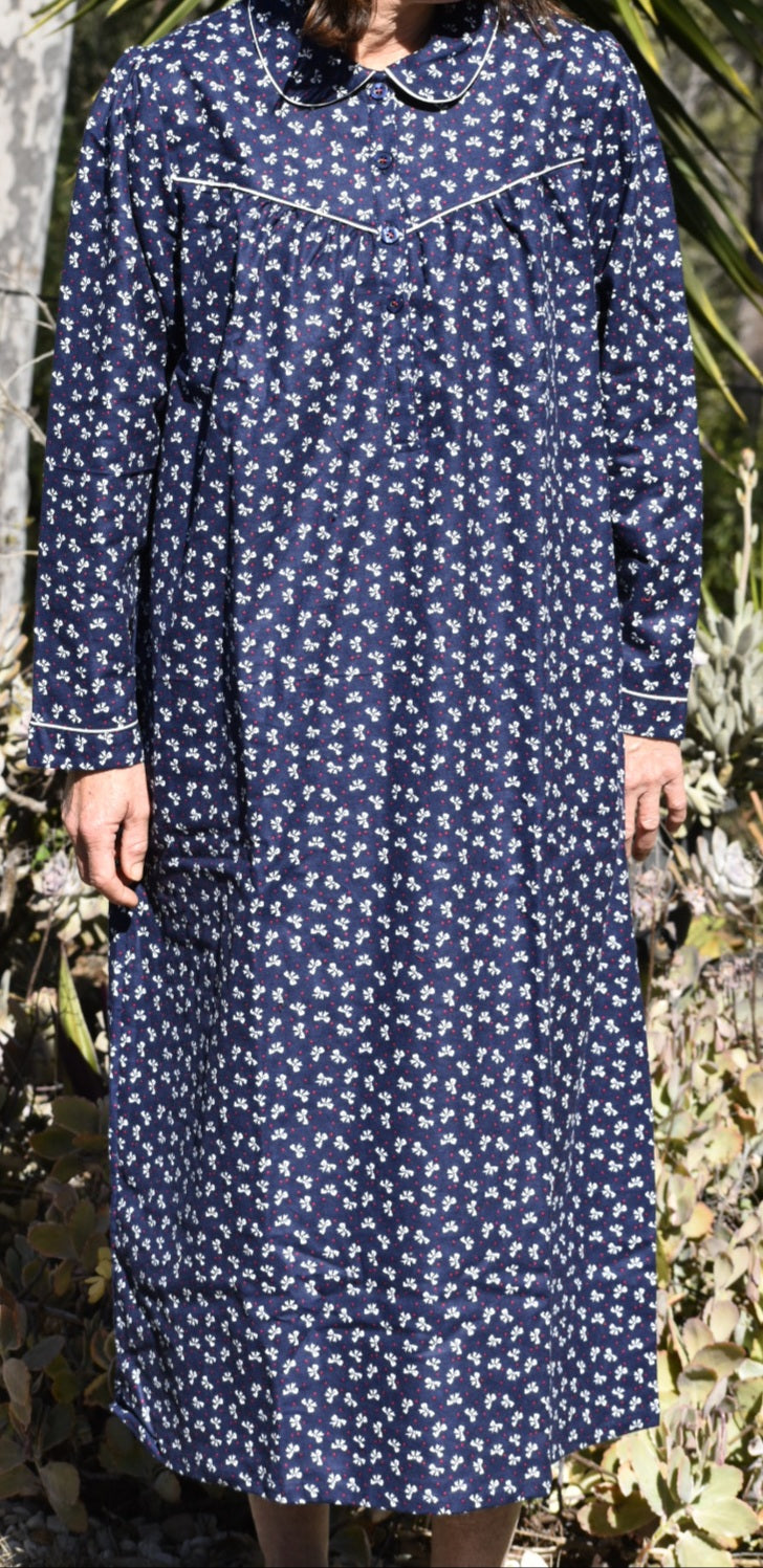 Schrank:  'Bows' Soft Cotton Flannelette Nightie with Collar